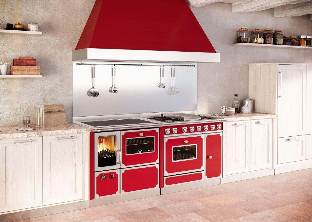 DeManincor - Cucina a legna integrata nella cucina combinata a Gas